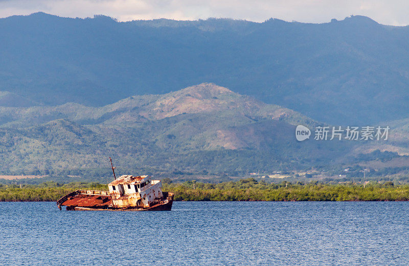 古巴特立尼达附近的Bahía de Casilda生锈的沉船